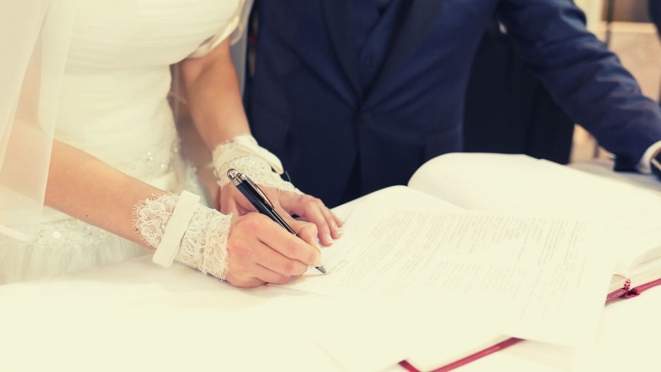 Novios firmando el régimen matrimonial